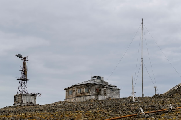 Base russa di ricerca e spedizione polare nella baia di Tikhaya (Tikhaya Bukhta) nell'arcipelago di Franz Josef Land. Edifici in legno nell'Artico.