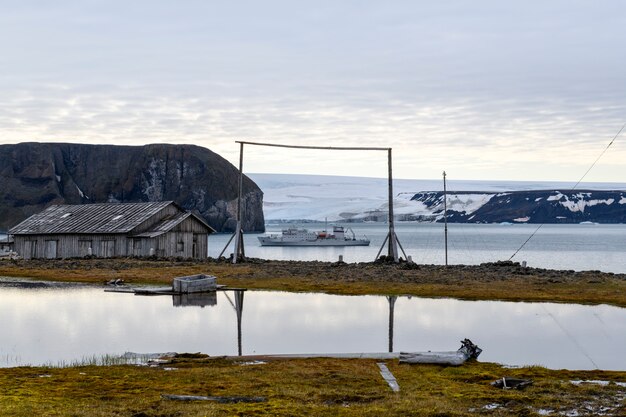 Base russa di ricerca e spedizione polare nella baia di Tikhaya (Tikhaya Bukhta) nell'arcipelago di Franz Josef Land. Edifici in legno nell'Artico.