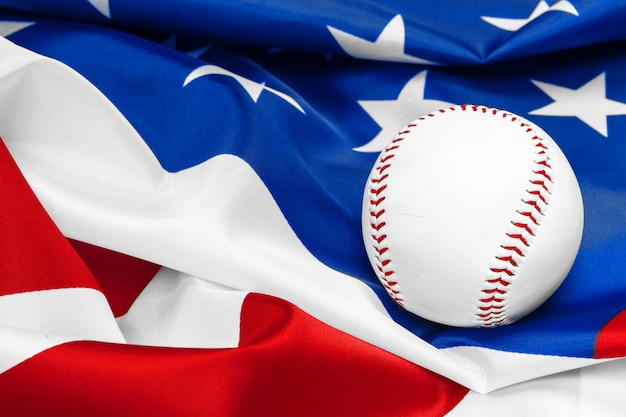 baseball con bandiera americana