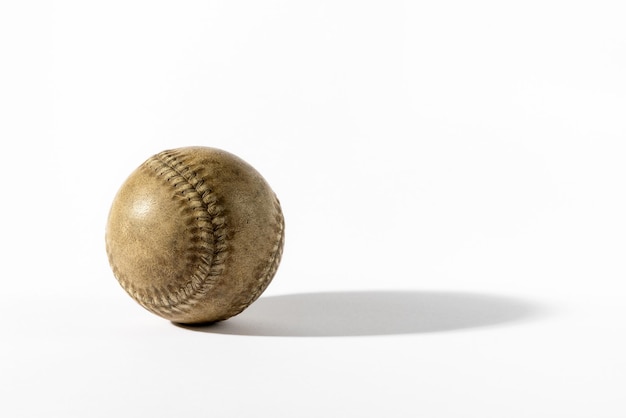 Baseball d'epoca su sfondo bianco