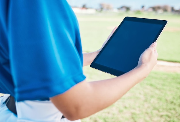 Baseball da vicino o all'aperto con lo schermo di un tablet o social media con connessione atleta o fitness Mani di una persona o giocatore con un piano di gioco online tecnologico o Internet per l'aggiornamento del sito Web sportivo