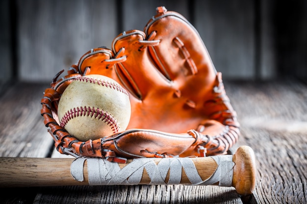 Baseball e guanto su una superficie di legno