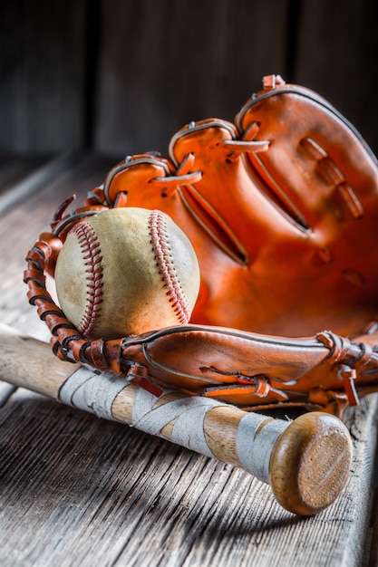 Baseball e guanto su una superficie di legno