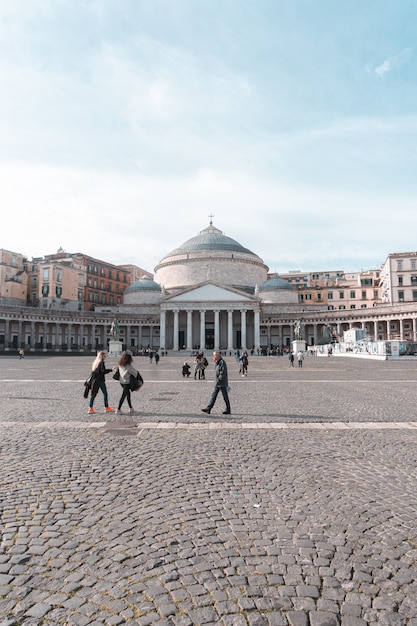 Basilica de San Francisco de Paula en la Piazza Plebliscito en Napoles