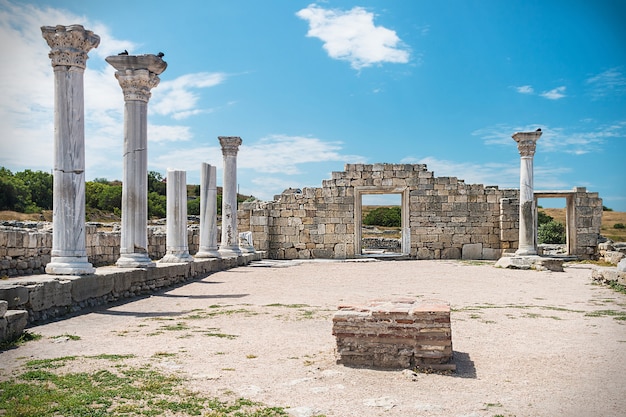 Basilica del greco antico e colonne di marmo in Chersonesus Taurica. Sebastopoli, Crimea.