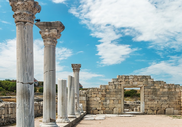 Basilica del greco antico e colonne di marmo in Chersonesus Taurica.