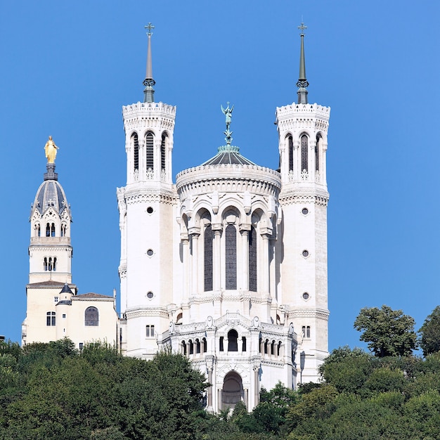 Basilica di Lione nel grande cielo blu