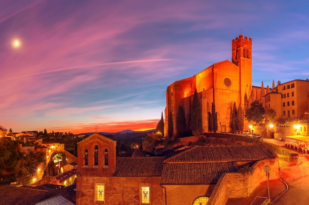 Basilica di San Domenico al tramonto Siena Italia