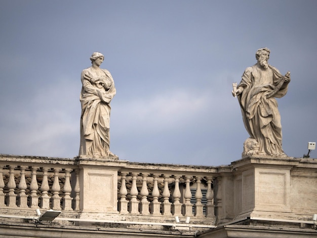 basilica di san pietro roma particolare della statua sul tetto delle colonne