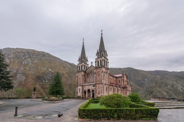 Basilica di Santa Maria la Real de Covadonga Asturias Spagna Europa Bella chiesa di destinazione turistica in inverno