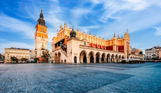 Basilica di Santa Maria nella piazza principale di Cracovia Castello di Wawel Centro storico della città con architettura antica