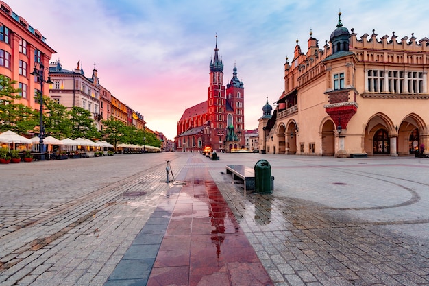 Basilica di Santa Maria sulla piazza del mercato principale medievale nel centro storico all'alba, Cracovia