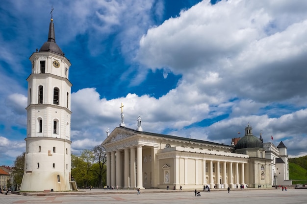 Basilica e campanile della piazza della cattedrale a Vilnius Lituania