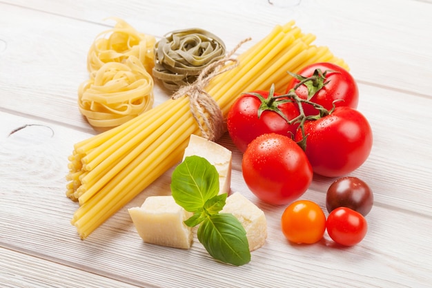 Basilico dei pomodori della pasta sulla tavola di legno