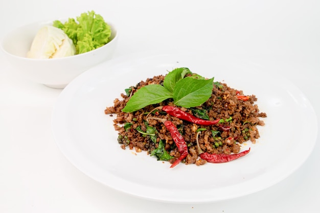 Basilico saltato in padella con carne macinata secca come contorno disporre in un piatto Ci sono le verdure