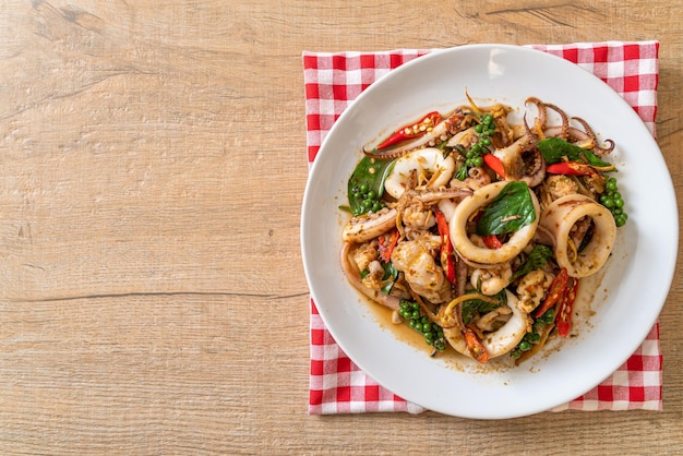 basilico santo saltato in padella con polpo o calamaro e erbe aromatiche