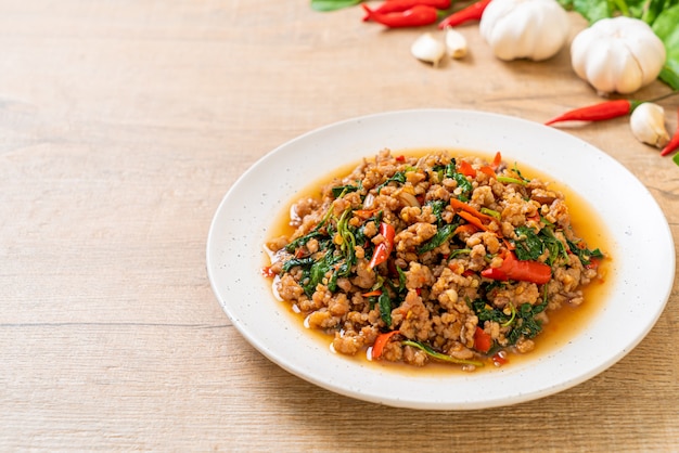 Basilico tailandese fritto di scalpore con carne di maiale tritata