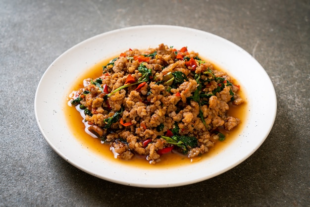 Basilico tailandese fritto di scalpore con carne di maiale tritata