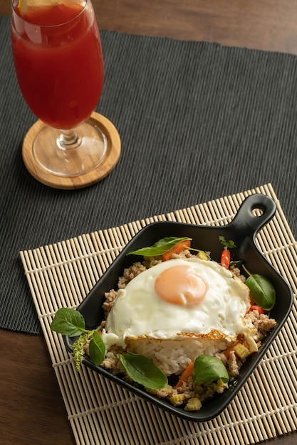 Basilico tailandese saltato in padella con carne di maiale macinata