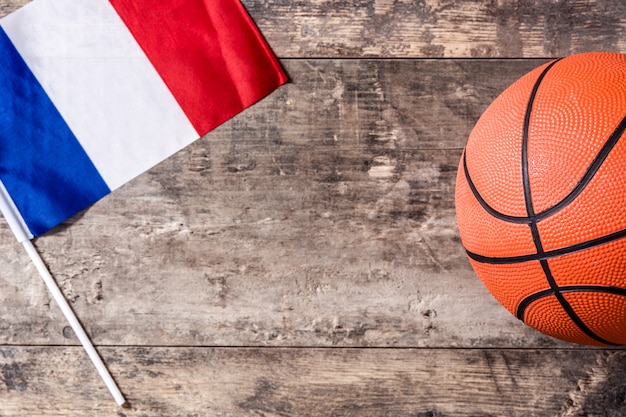 Basket e bandiera francese sulla tavola di legno