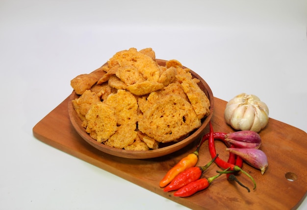 Basreng cibo tradizionale indonesiano a base di polpette affettate con sale e condimento