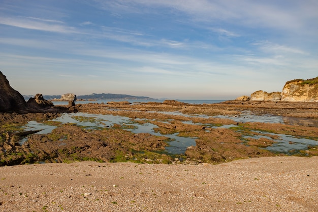 Bassa marea su una spiaggia in Spagna