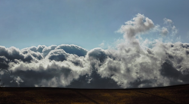 Bassa nuvolosità sul campo di montagna gialla