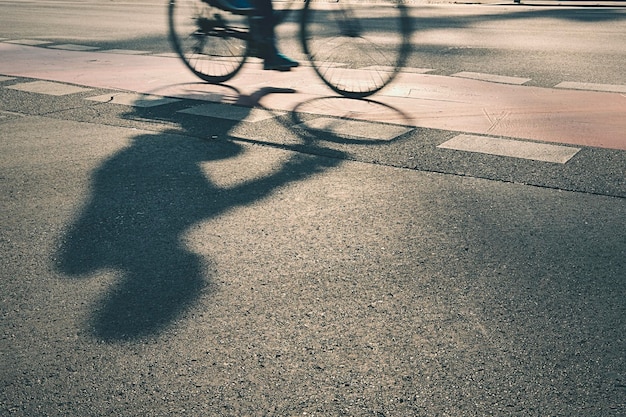 Bassa sezione di uomo in bicicletta per strada in città