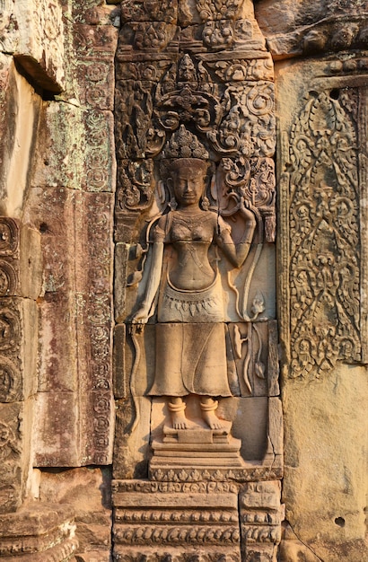 Bassorilievi antichi sul tempio in Cambogia