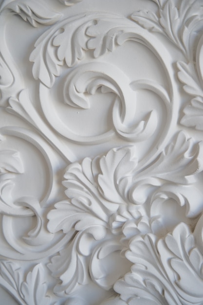 Bassorilievo di design a parete bianco di lusso con elemento roccoco modanature in stucco