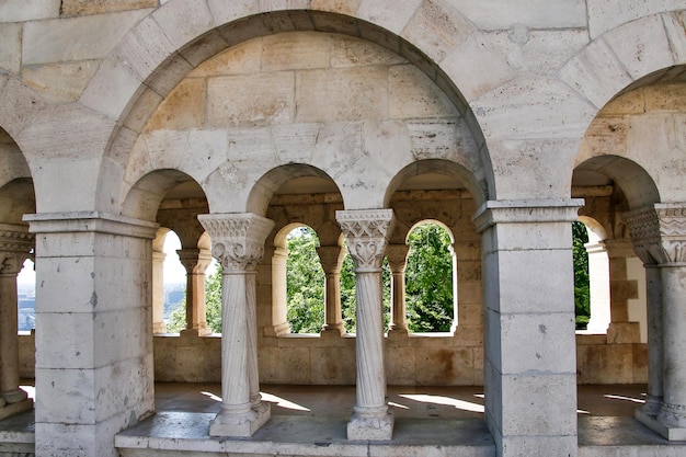 Bastione dei Pescatori in estate. Dettagli architettonici. Budapest, Ungheria.