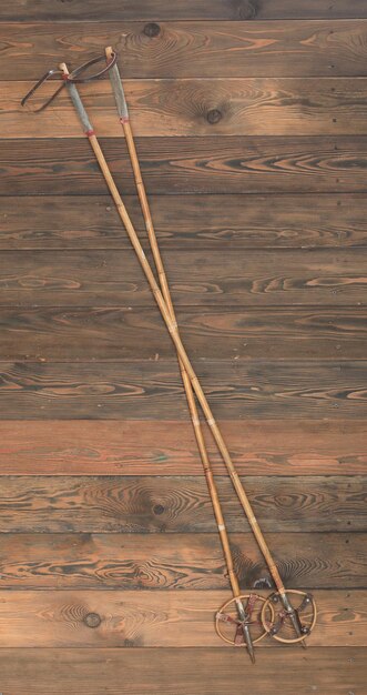 bastoncini da sci di bambù su fondo di legno