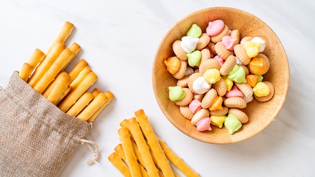 Bastoncini di biscotti con caramelle di zucchero colorate