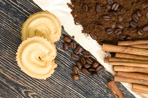 Bastoncini di cannella, biscotti e chicchi di caffè