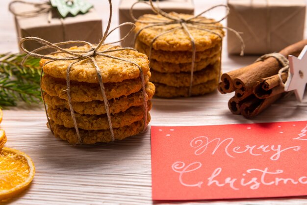 Bastoncini di cannella e biscotti, concetto di natale