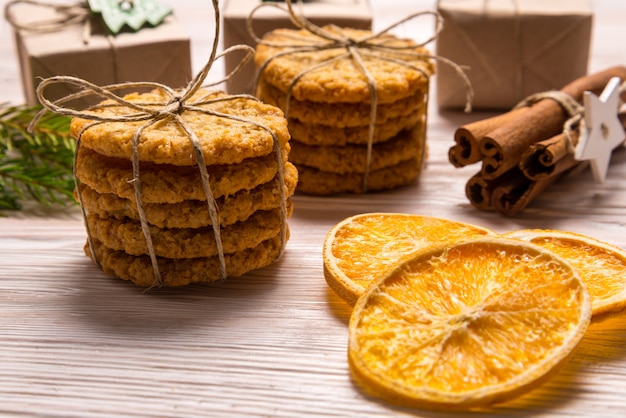 Bastoncini di cannella e biscotti, concetto di natale