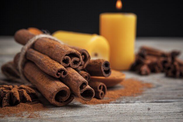 Bastoncini di cannella sul tavolo di legno.