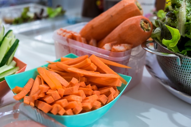 bastoncini di carota nella ciotola