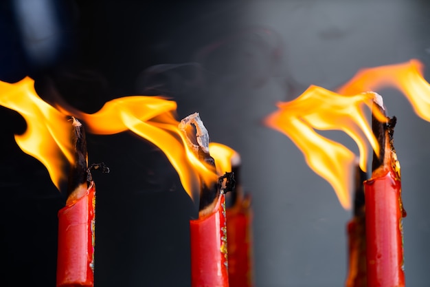 Bastoncini di incenso che bruciano di fumo