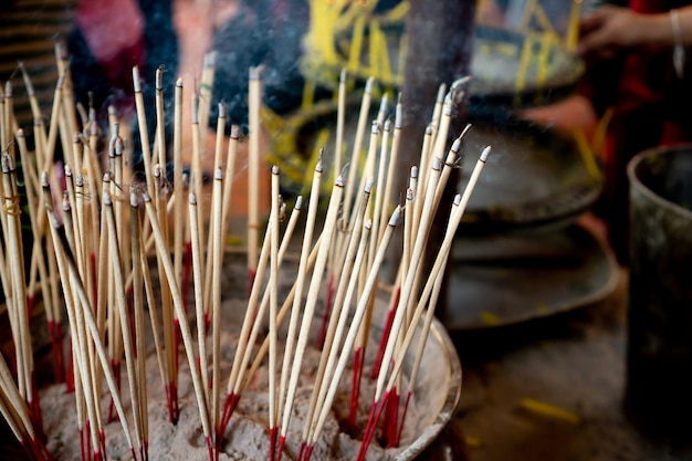 Bastoncini di incenso nel bruciatore di incenso