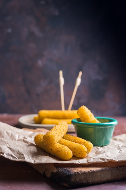 Bastoncini di mozzarella ricoperti di salsa piccante.