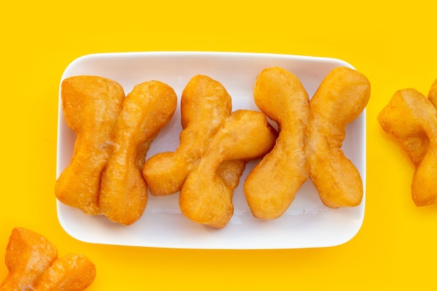 Bastoncini di pasta fritti o grissini cinesi su sfondo bianco.