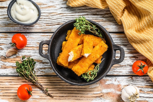 Bastoncini di pesce congelati sul tavolo