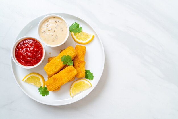 Bastoncini di pesce fritti con salse