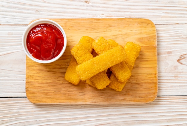 bastoncini di pesce fritti croccanti con ketchup