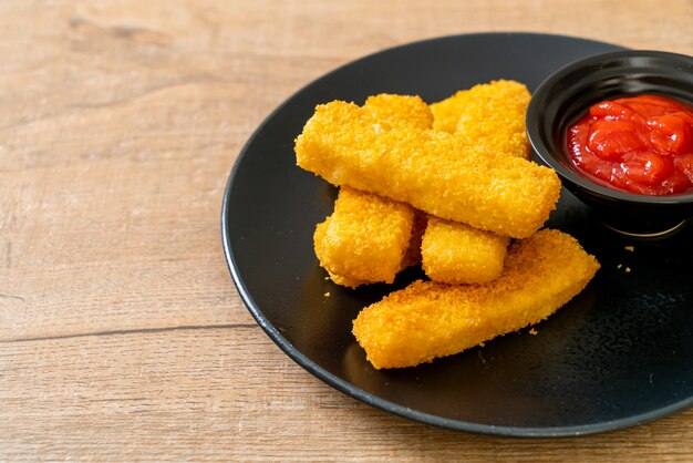 bastoncini di pesce fritti croccanti con pangrattato serviti nel piatto