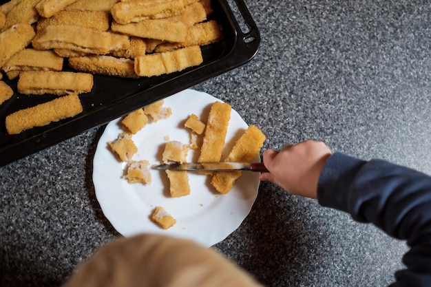 Bastoncini di pesce fritti croccanti per la dieta dei bambini