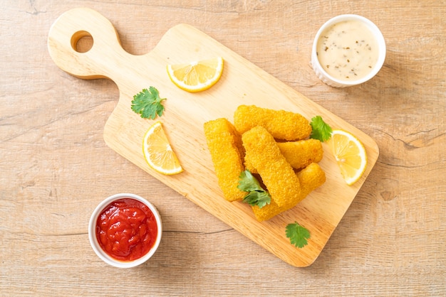 bastoncini di pesce fritto o patatine fritte con salsa