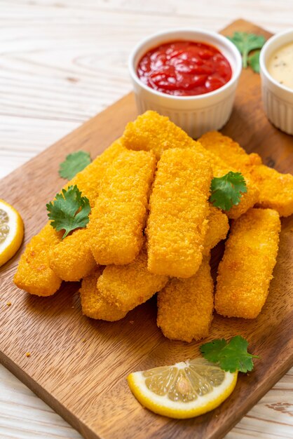 bastoncini di pesce fritto o patatine fritte con salsa