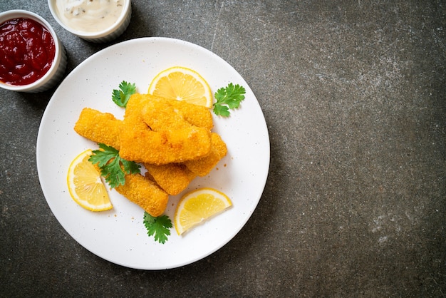 bastoncini di pesce fritto o patatine fritte con salsa